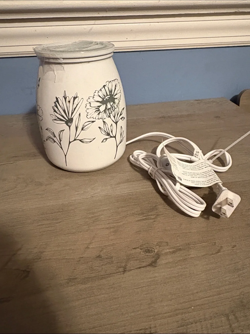 Scentsy White Ceramic Floral Electric wax Warmer